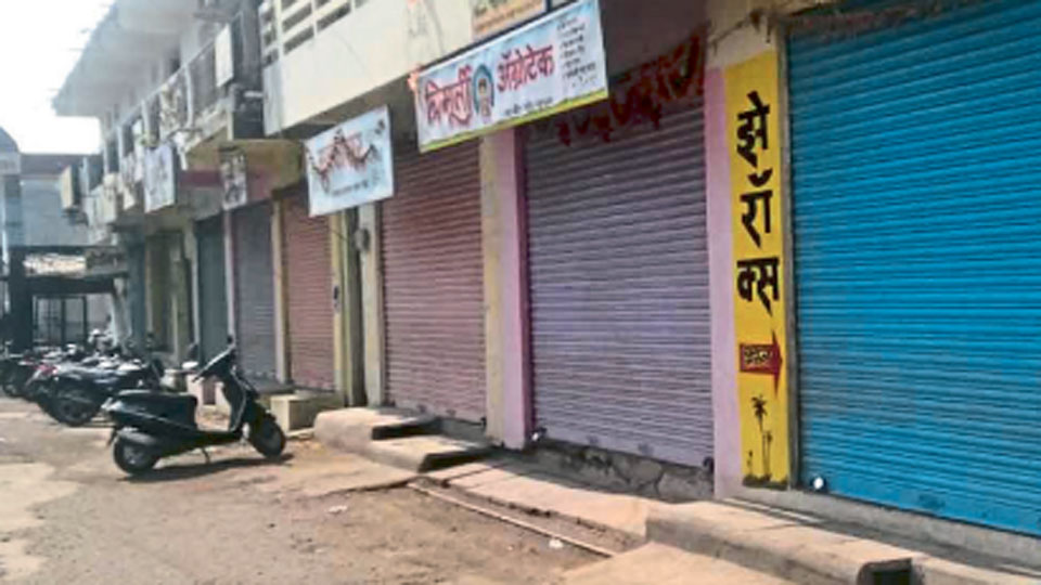 शेतीमाल वाहतूक, विक्रीला फटका शेतीमाल वाहतूक, विक्रीला फटका