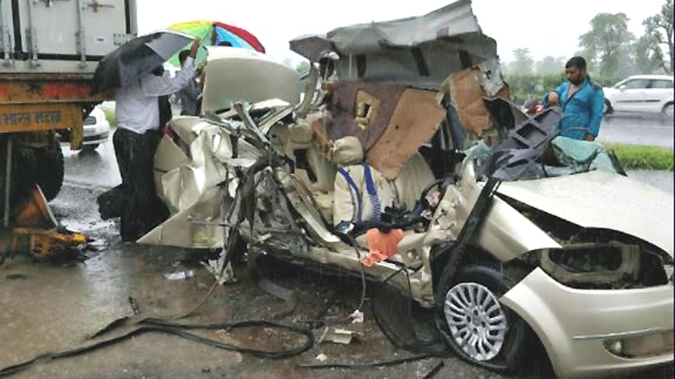 road accident mahakali ctors died esakal news road accident mahakali ctors died esakal news