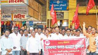 इचलकरंजी - अब्दुललाट येथील यंत्रमाग कामगारांनी सहाय्यक कामगार आयुक्त कार्यालयावर मोर्चा काढून निदर्शने केली. (पद्माकर खुरपे - सकाळ वृत्तसेवा) 