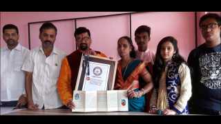 पंढरपूर: गिनिज बुक ऑफ वर्ल्ड रेकॉर्डच्या प्रमाणपत्रासह येथील कवी रवि सोनार आणि त्यांचे कुटुंबिय (छायाचित्र-राजकुमार घाडगे, पंढरपूर) 